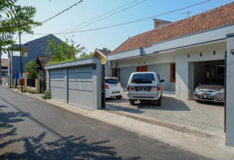 פנסיון Reddoorz Near Alun Alun Kudus 2