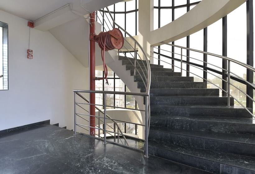 בית מלון כפרי Airport Plaza