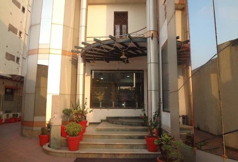 בית מלון כפרי Airport Plaza