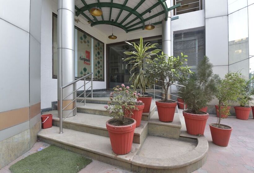 בית מלון כפרי Airport Plaza