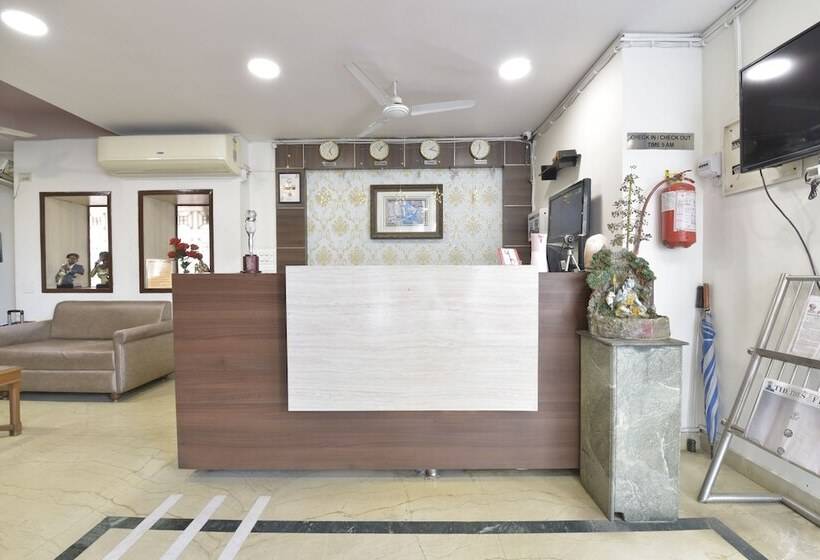 בית מלון כפרי Airport Plaza