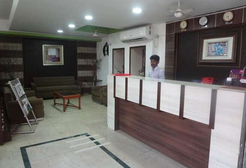 בית מלון כפרי Airport Plaza