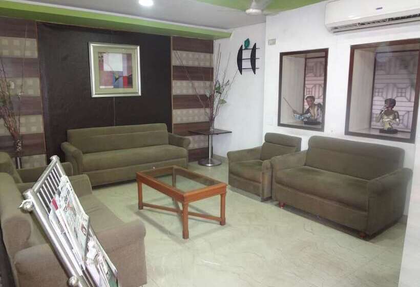 בית מלון כפרי Airport Plaza