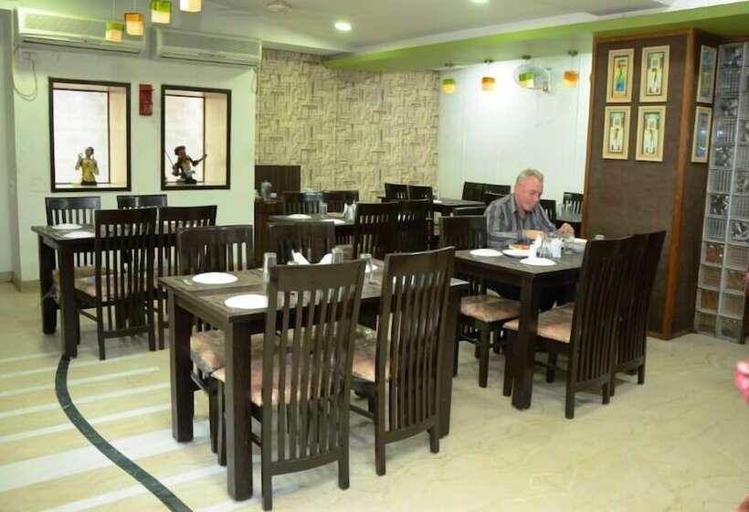 בית מלון כפרי Airport Plaza