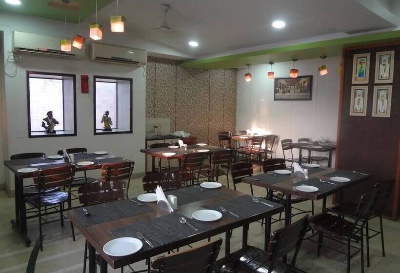 בית מלון כפרי Airport Plaza