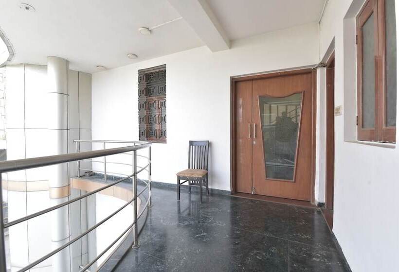 בית מלון כפרי Airport Plaza