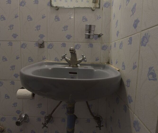 בית מלון כפרי Airport Plaza