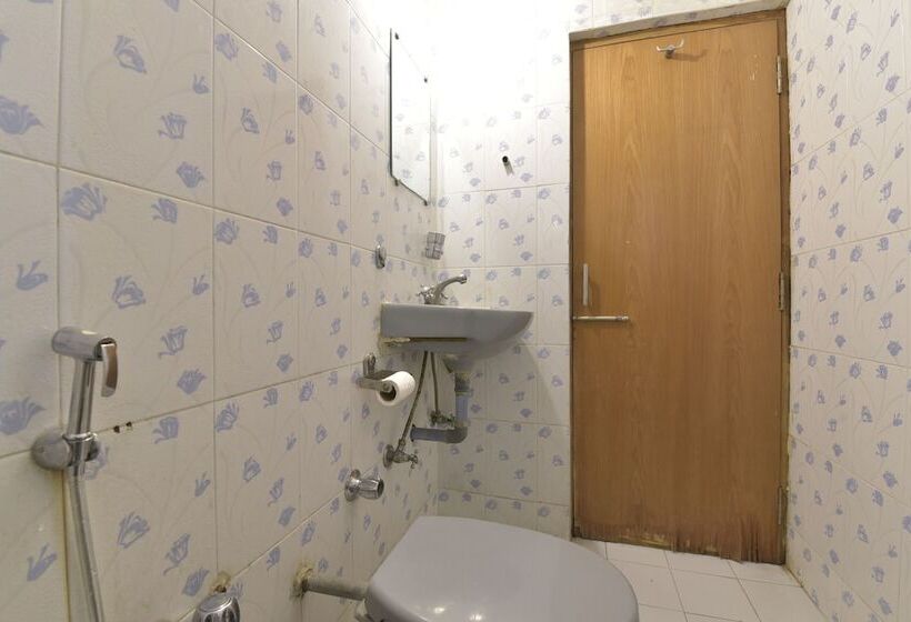 בית מלון כפרי Airport Plaza