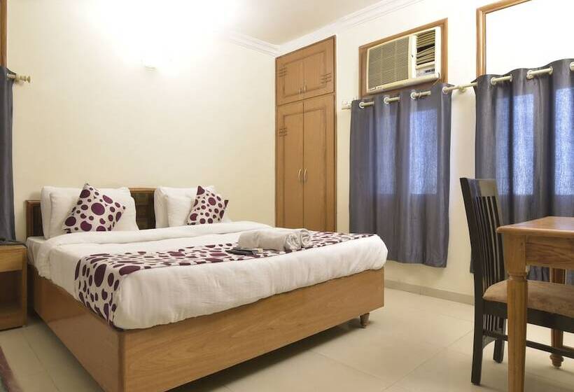 בית מלון כפרי Airport Plaza