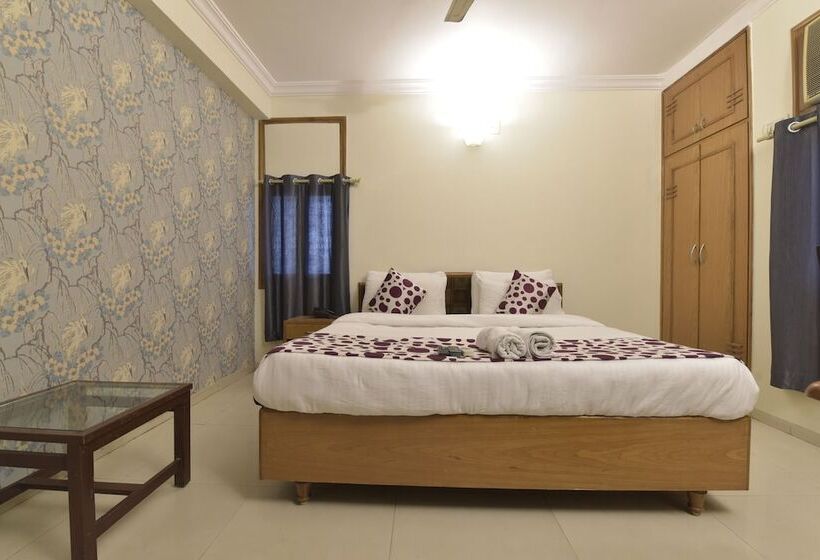 בית מלון כפרי Airport Plaza