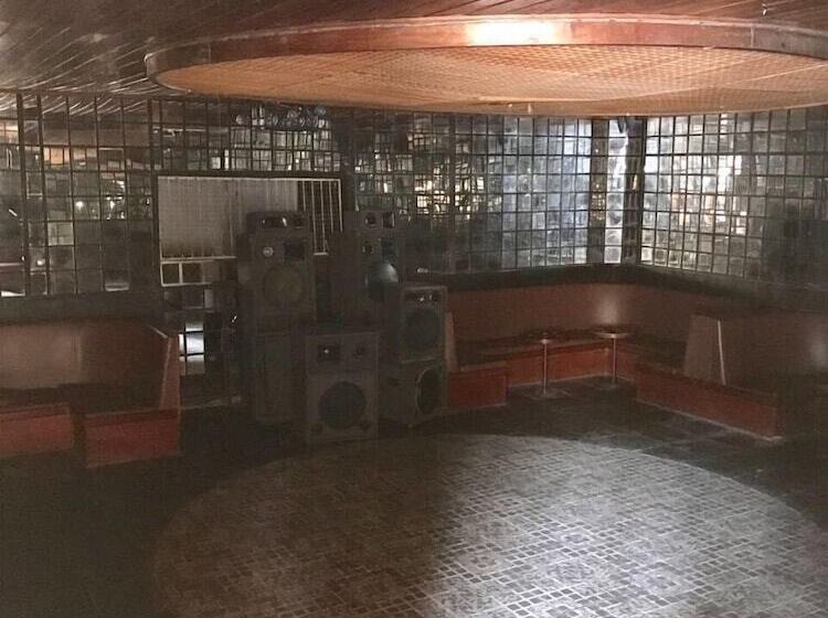 Отель Montanhes