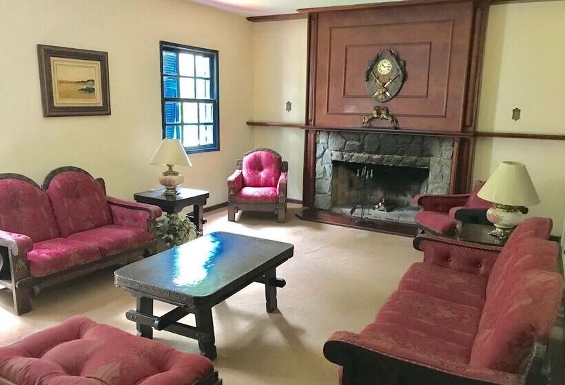 Отель Montanhes