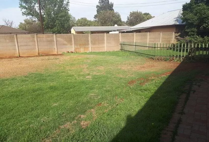 Aamiaismajoitus (B&B) C   Land Guest House