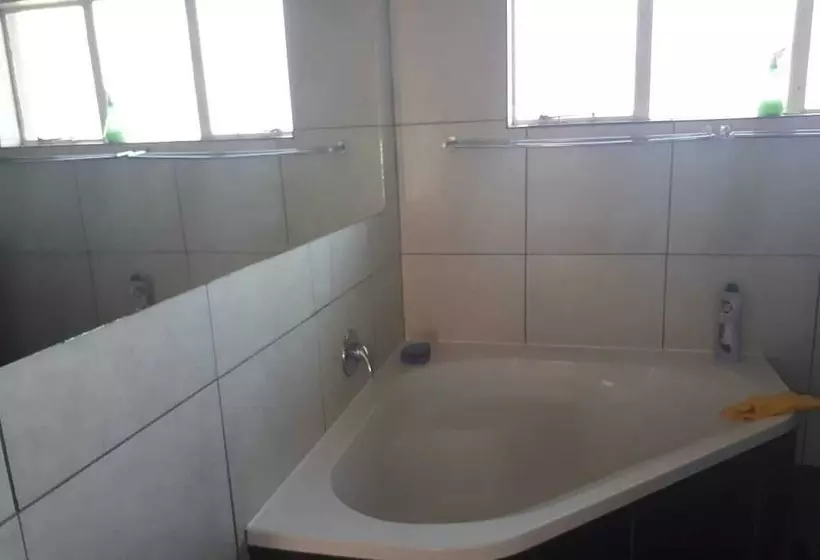 Aamiaismajoitus (B&B) C   Land Guest House