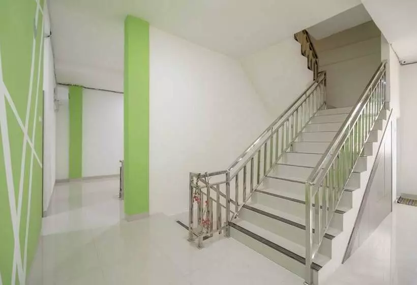 Hotelli Reddoorz Plus At Grand Tara Homestay Palembang