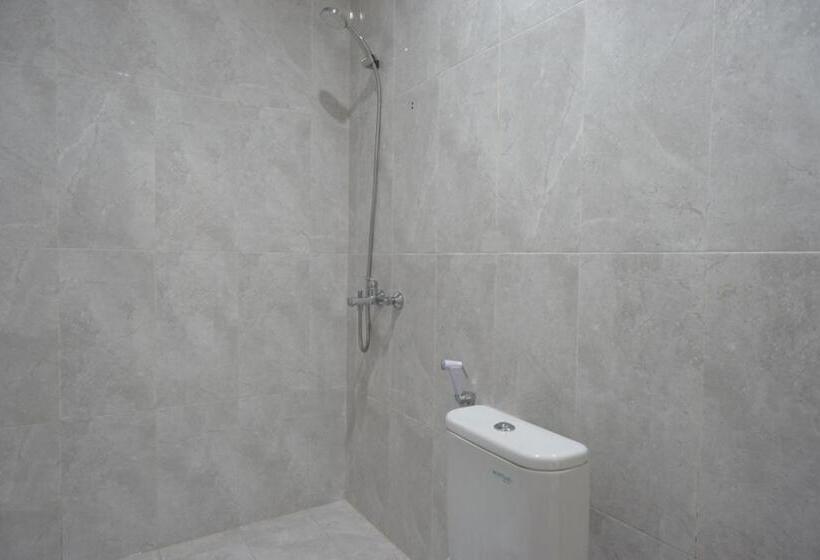 بنسيون Reddoorz Syariah Near Mutiara Sis Al Jufrie Airport Palu 2