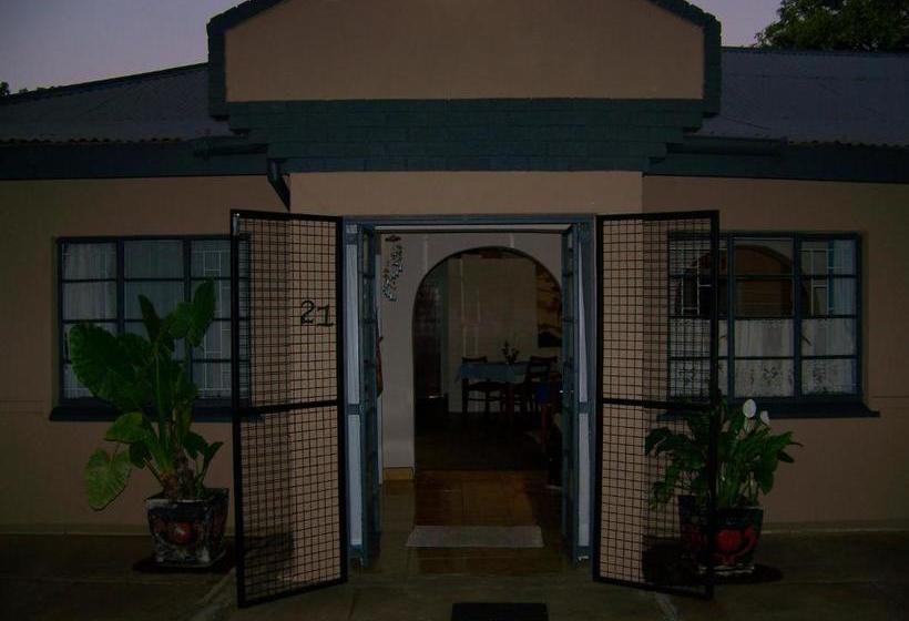 پانسیون Strelitzia Guest House