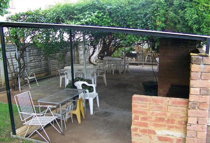 پانسیون Strelitzia Guest House