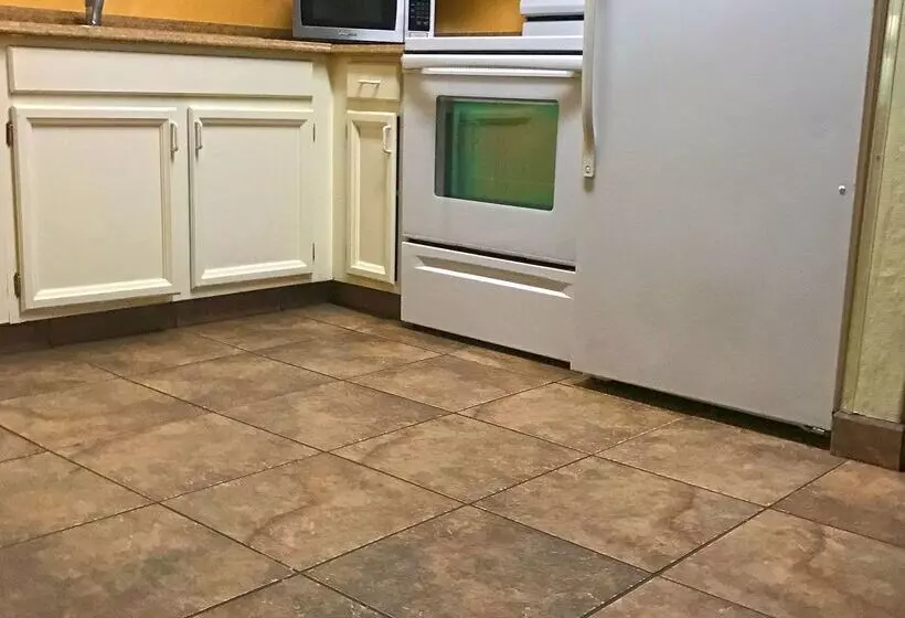 ホテル Americas Best Value Inn & Suites Anchorage Airport