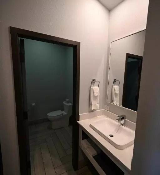 هتل Edgewater Inn And Suites