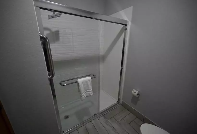 هتل Edgewater Inn And Suites