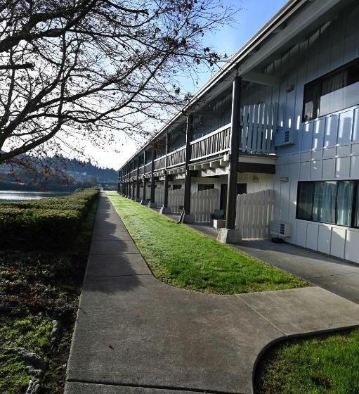 Otel Edgewater Inn And Suites