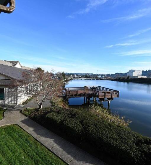 Otel Edgewater Inn And Suites