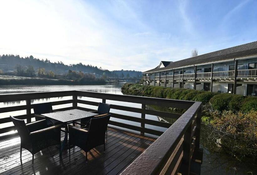 Otel Edgewater Inn And Suites