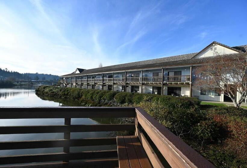 Otel Edgewater Inn And Suites