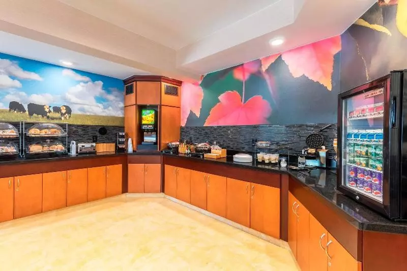 Отель Fairfield Inn & Suites Stevens Point