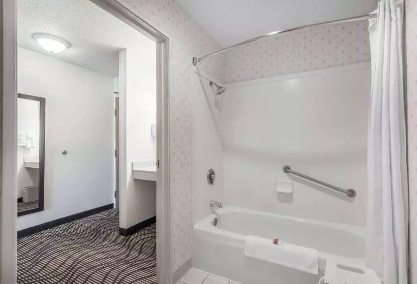 هتل Ramada By Wyndham Coeur D'alene