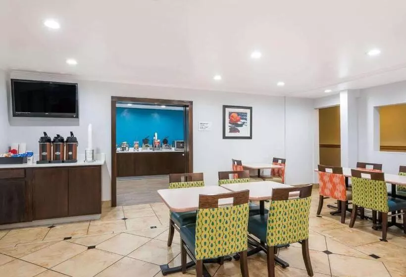 هتل Ramada By Wyndham Coeur D'alene