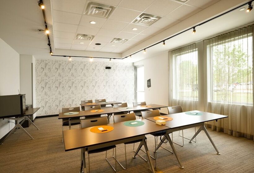 Отель Aloft Austin Airport