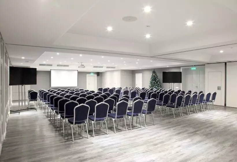 ホテル Ostrovskiy