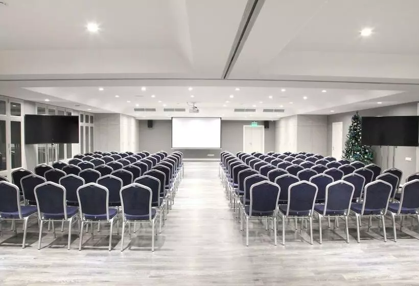 ホテル Ostrovskiy