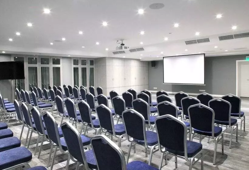 ホテル Ostrovskiy