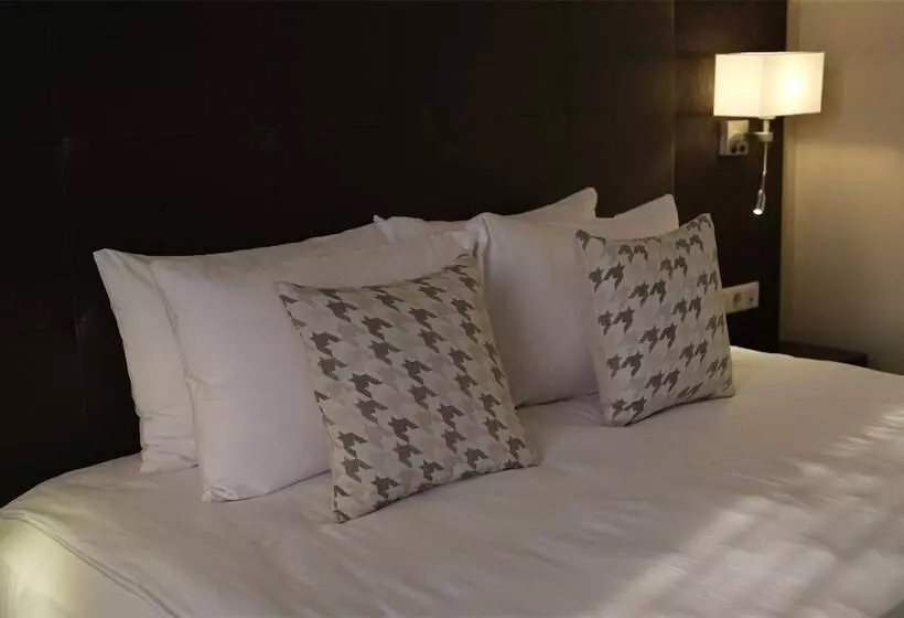 ホテル Ostrovskiy