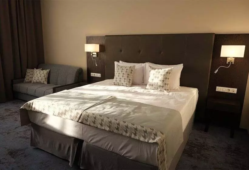 ホテル Ostrovskiy