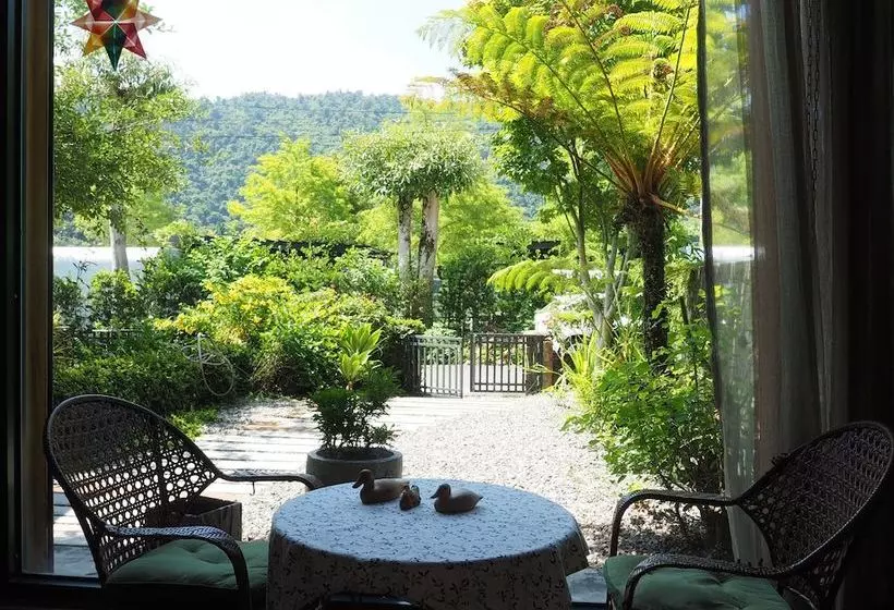 پانسیون Lakeside Forest B&b