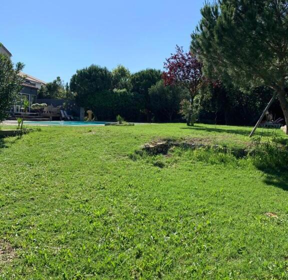 مبيت وإفطار Le Jardin De Lacoste