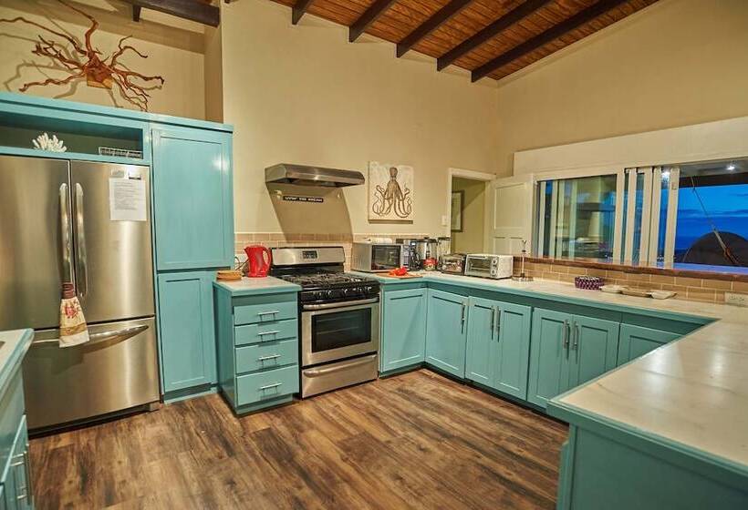 Eagle's Base Villa & Cottage