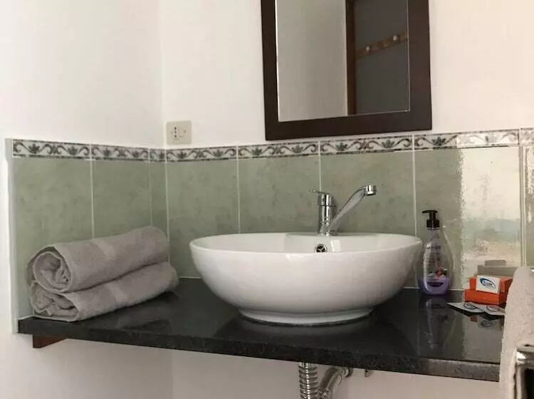 هتل Blue Eagle Guesthouse