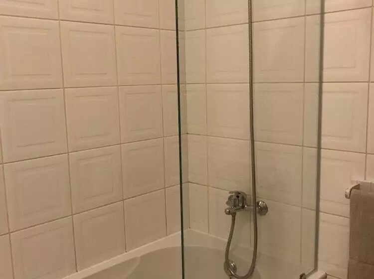 هتل Blue Eagle Guesthouse