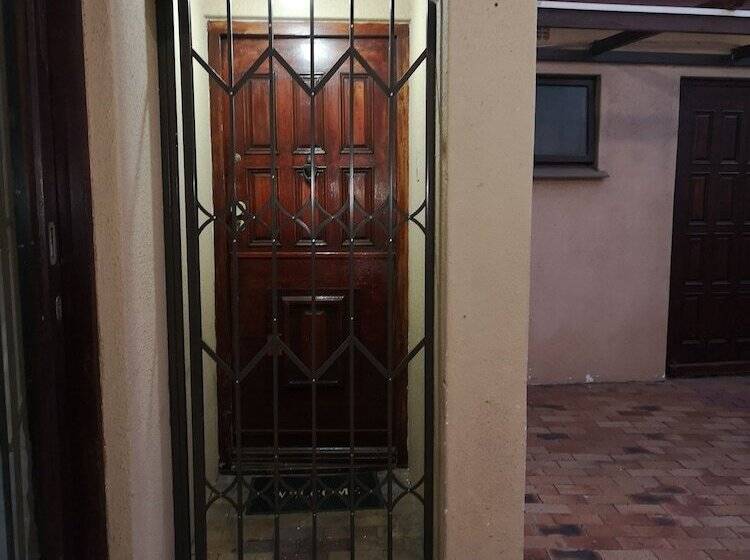 פנסיון Twinnpalms Accommodation