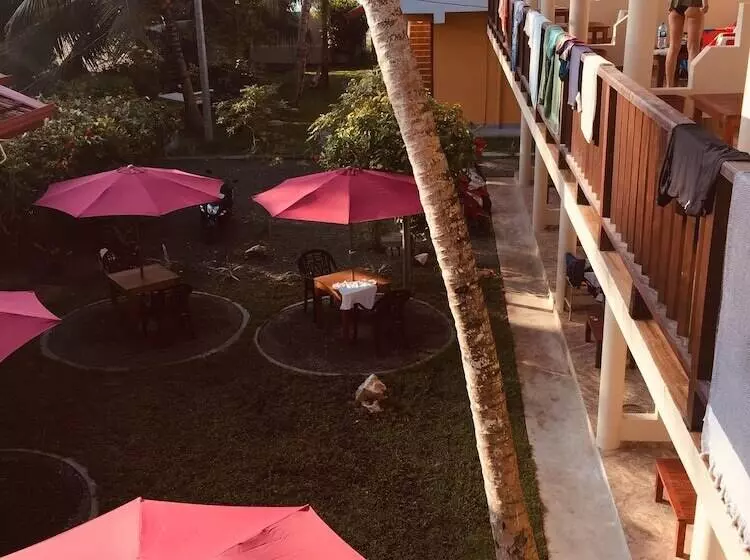 Majatalo Hot Tuna Surfers Rest Midigama