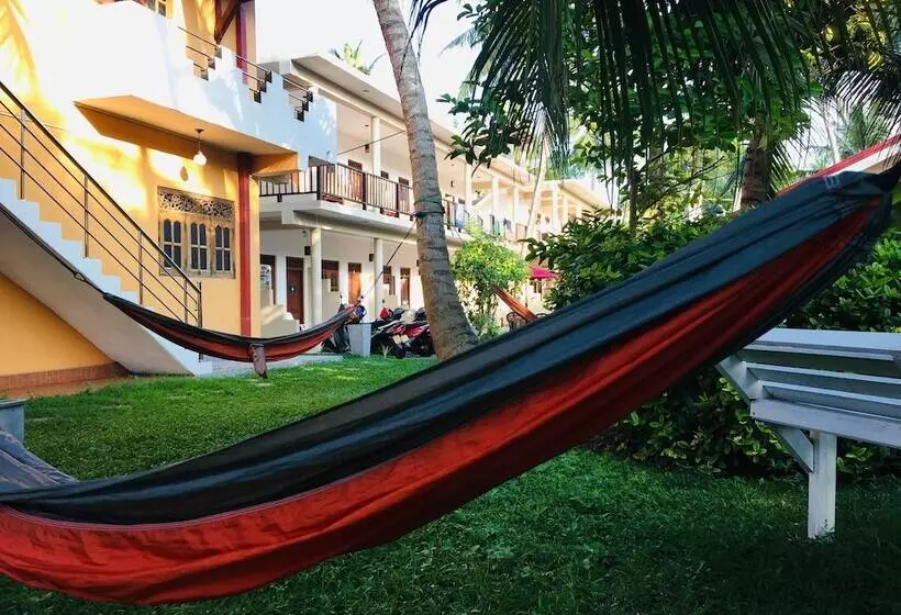 Majatalo Hot Tuna Surfers Rest Midigama