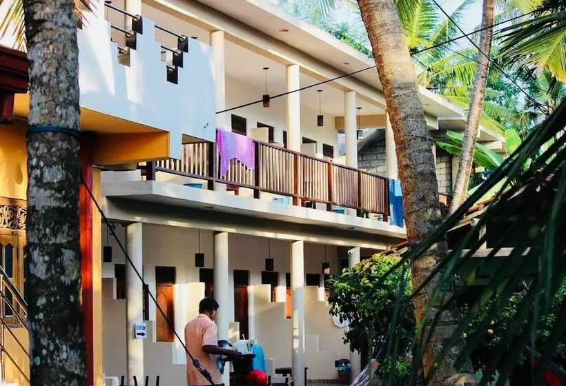 Majatalo Hot Tuna Surfers Rest Midigama