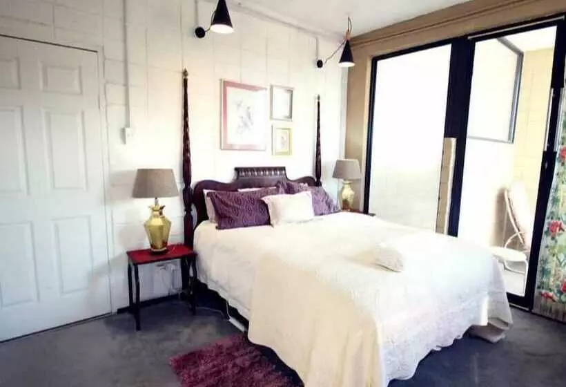 پانسیون The Advocate Suites