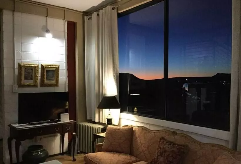 پانسیون The Advocate Suites