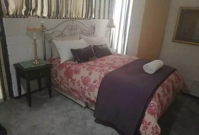 پانسیون The Advocate Suites
